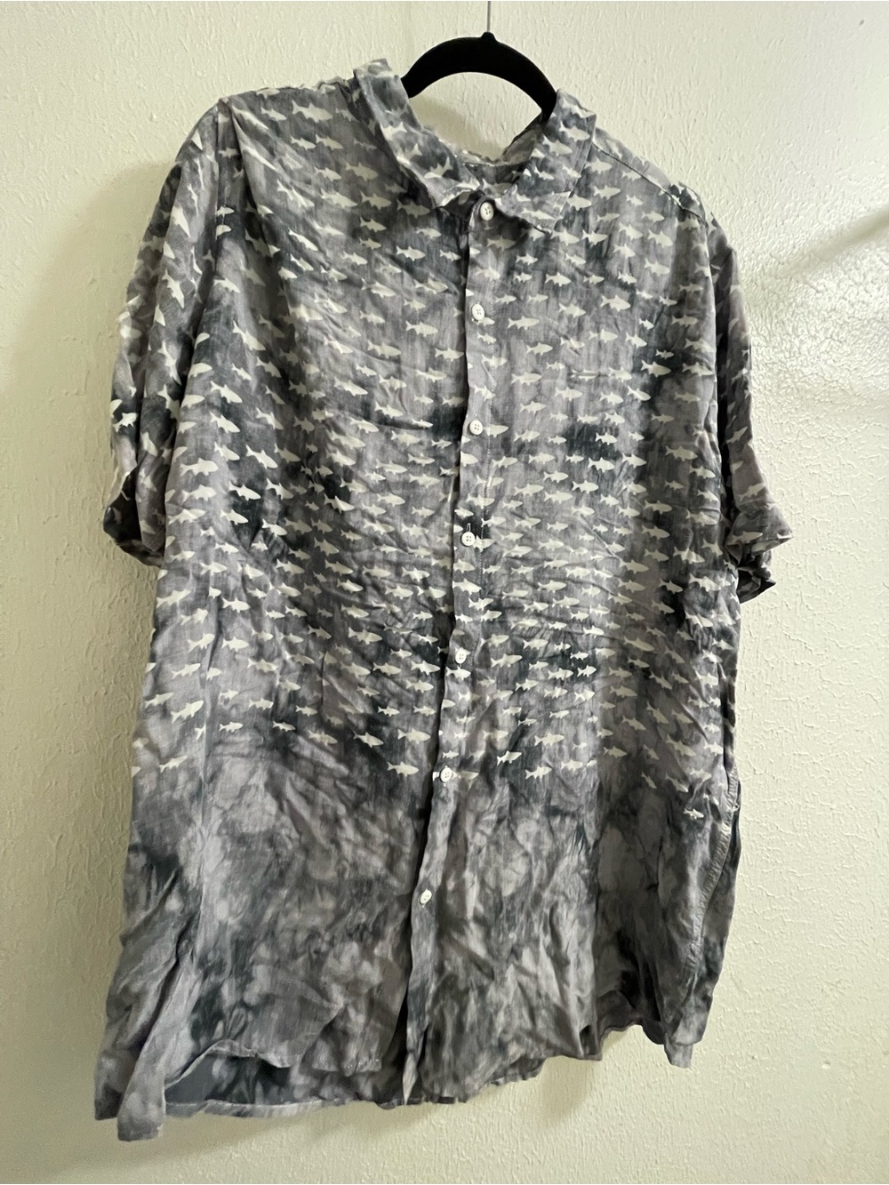 The endless Summer Men's Short Sleeve Button-Up Shirt in Gray Fish Print XXL A3